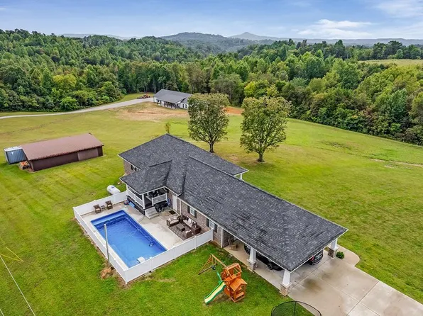 2185 N Lick Creek Rd, Byrdstown, TN 38549