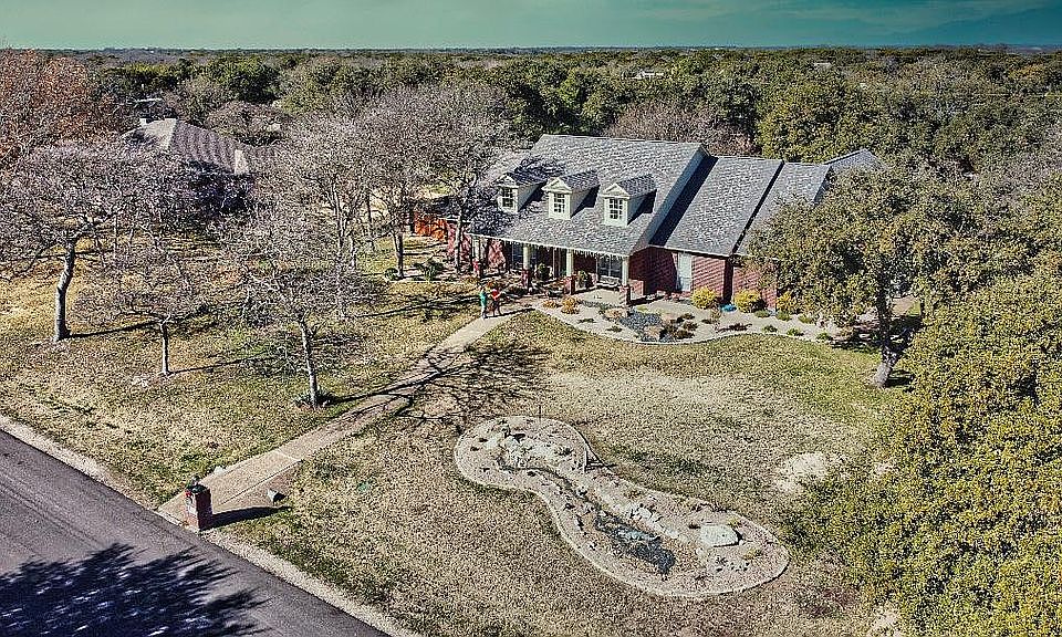1st image of 105 Twisted Oak Ln