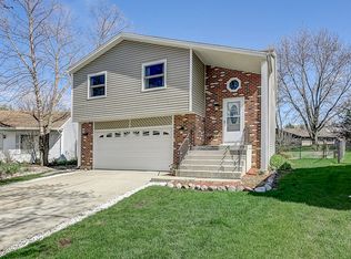 9 Lasalle Ct, Streamwood, IL 60107