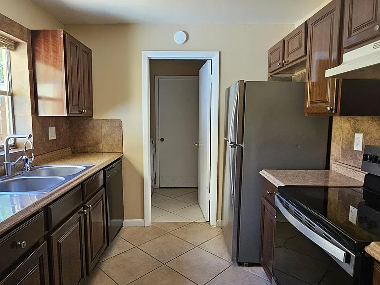 210 Sparrow Dr #4 — Photo 2