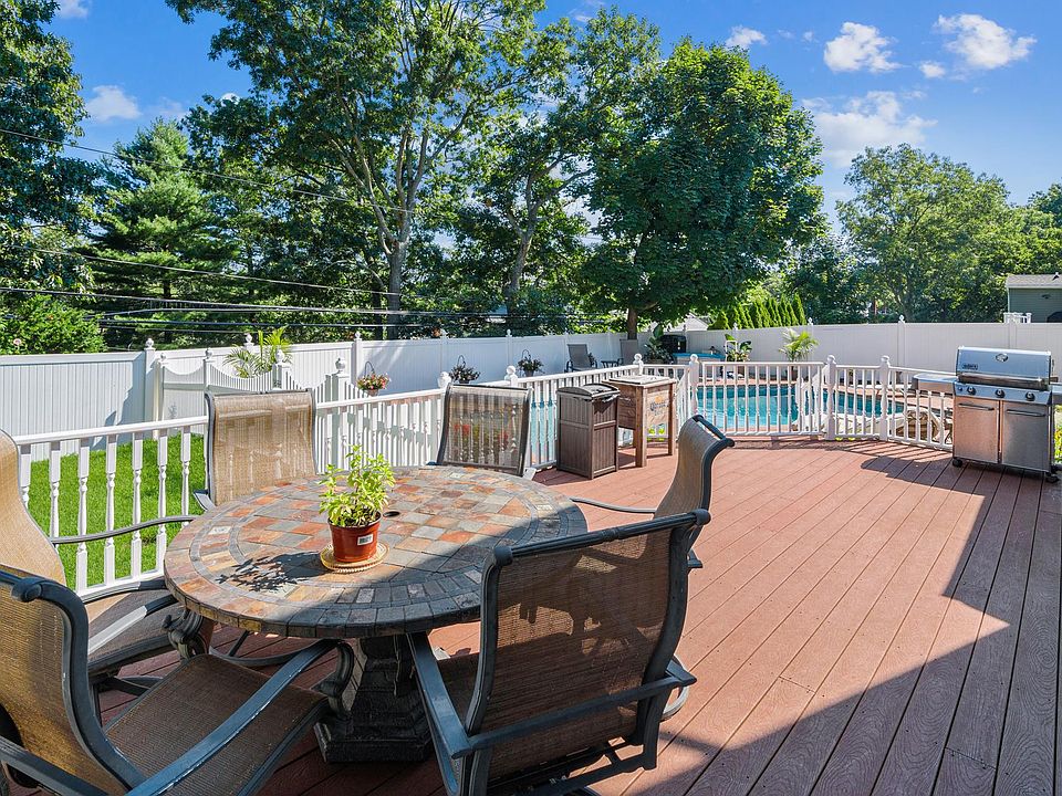 1st image of 3 Smithtown Cres