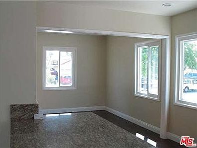 3rd image of 4239 Hackett Ave