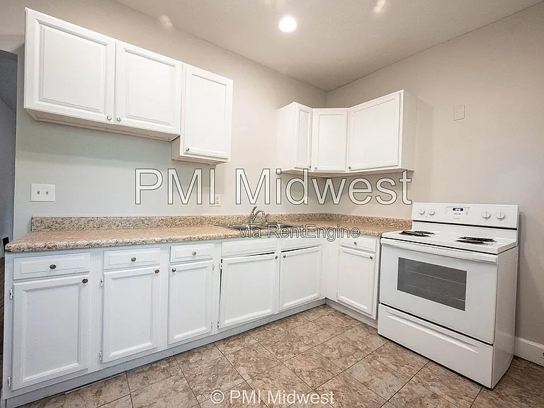 411 W 40th St — Photo 11