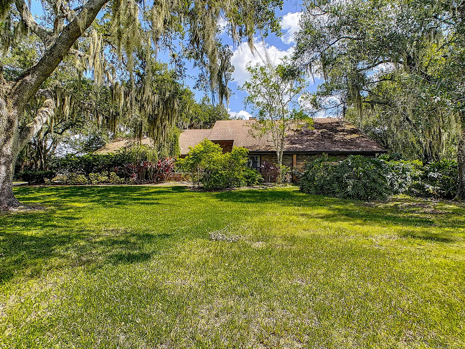 5 bed, 5200 sqft, $5,900 — Photo 3