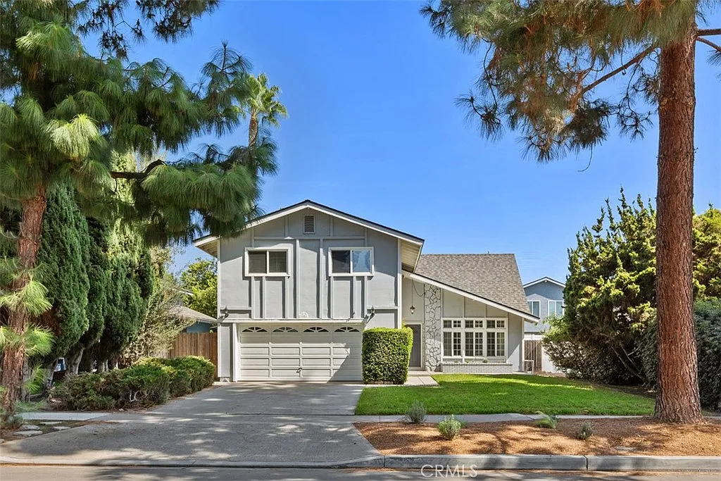 5 bed, 2.5 bath, 2698 sqft, $6,495 — Photo 1