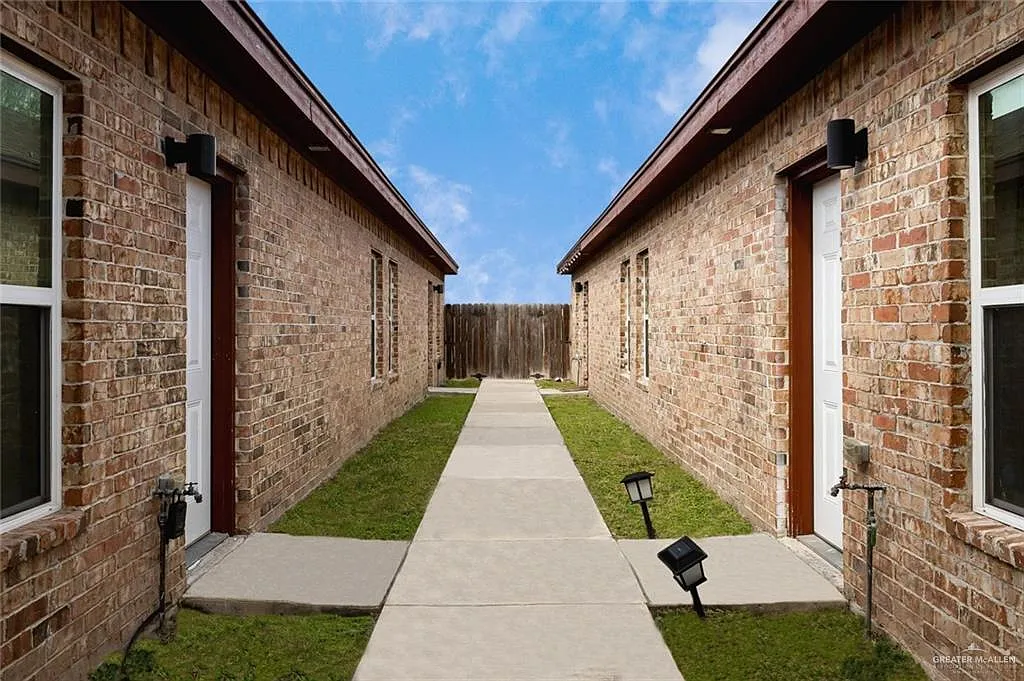 Building Photo - 3809 Valeria St #4