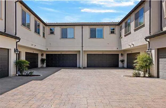 2818 E Berry Loop Privado — Photo 2