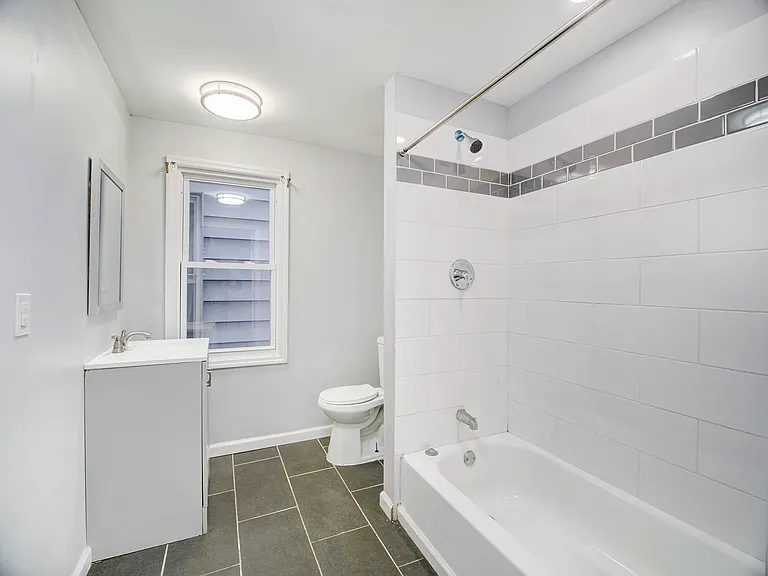 209 N 4th St #1 — Photo 4