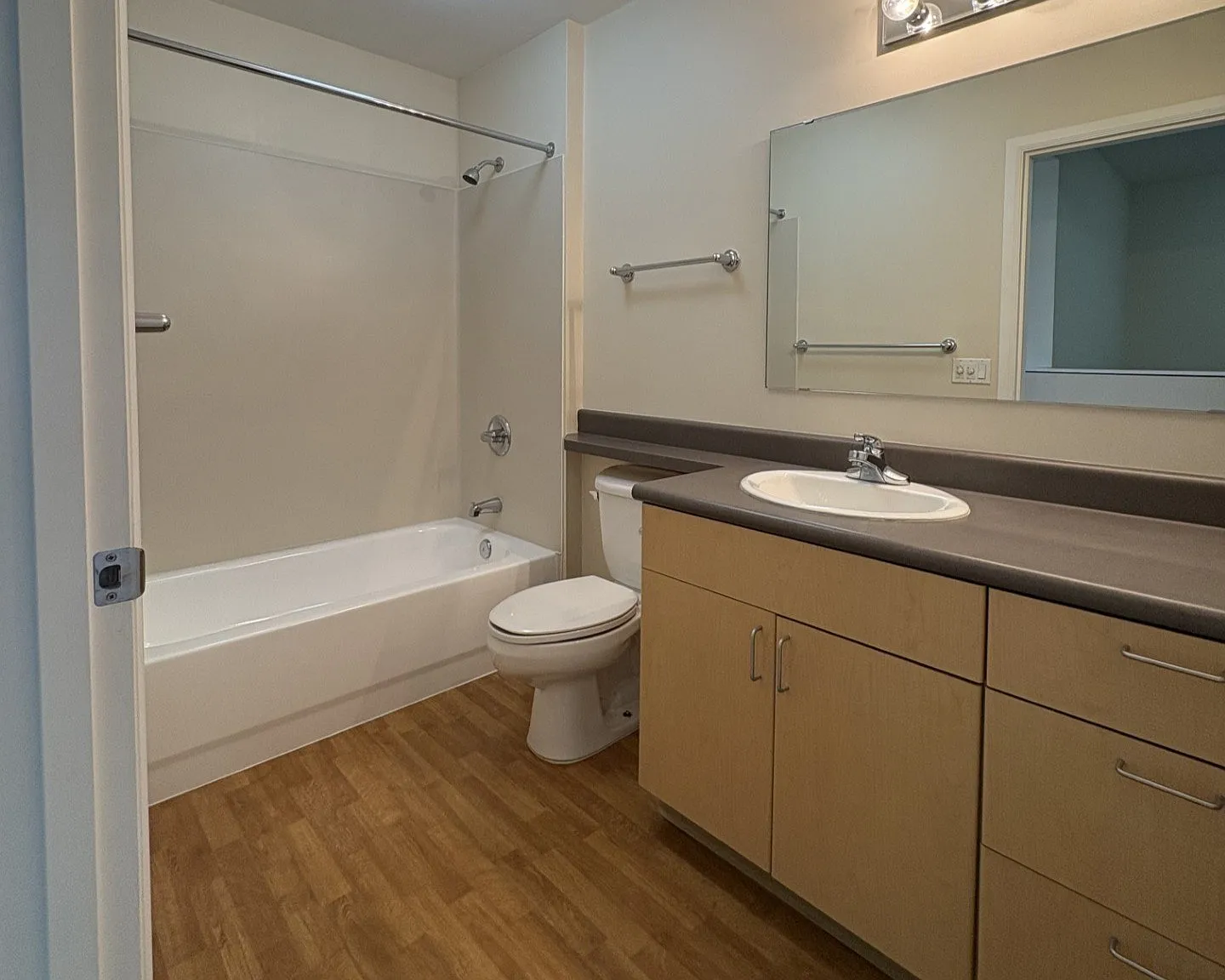 Peninsula Apartments — Photo 4