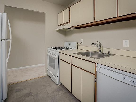 4th image of 8 Canterbury Sq APT 302