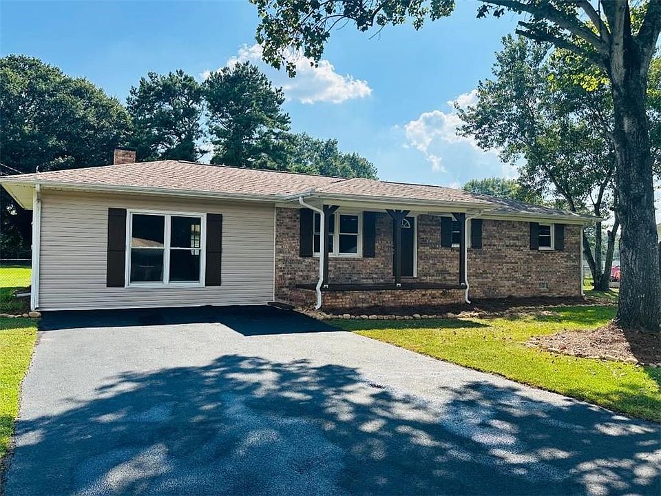 1st image of 145 Cardinal Dr NE
