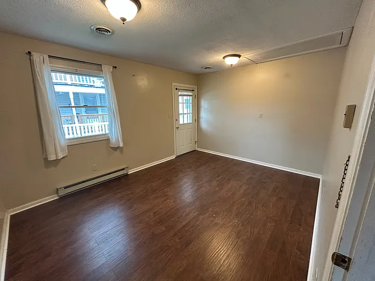 729 James St — Photo 4