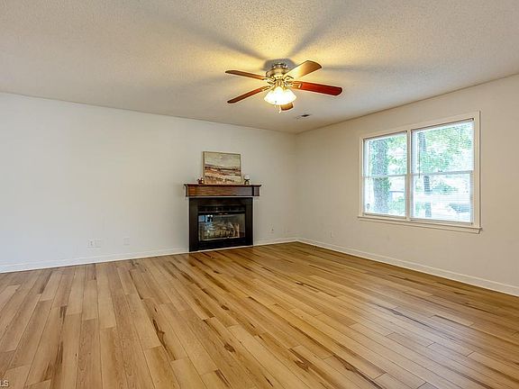 3rd image of 1349 Brookwood Dr
