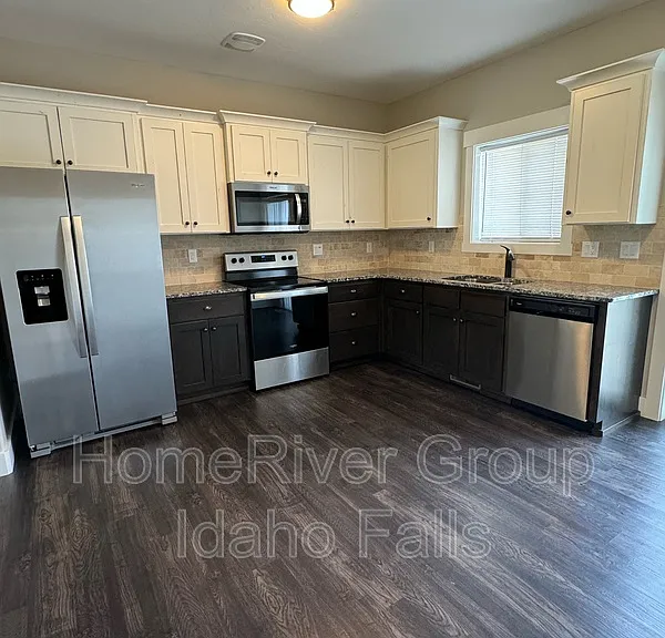 660 Saturn Ave #A — Photo 2
