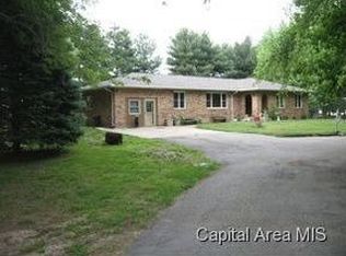 1118 N 7th St, Riverton, IL 62561