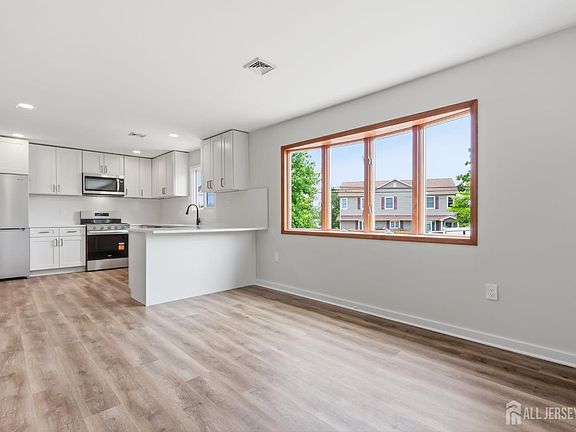 5th image of 2 Kendall Dr