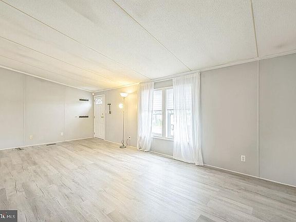 2nd image of 19 Karen Pl