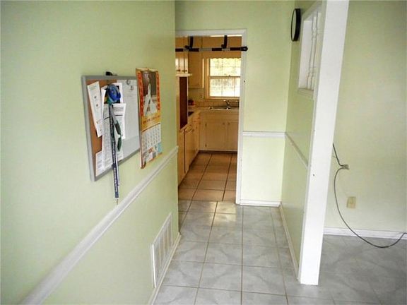 2nd image of 2402 Plymouth Ln