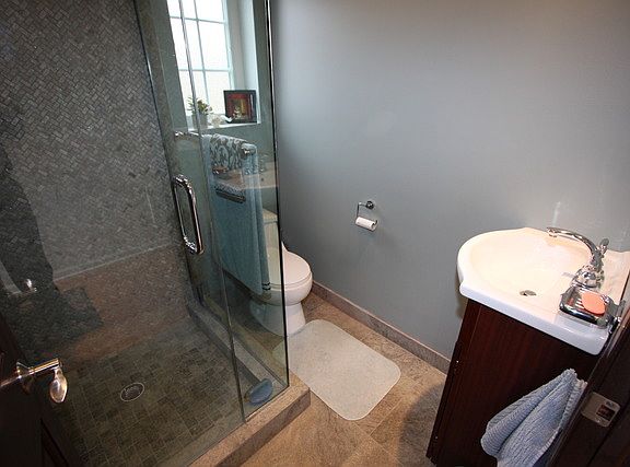 5th image of 3029 N Oriole Ave