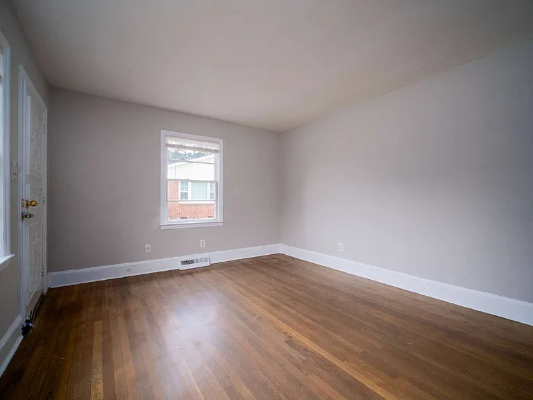 3453 Meredith Ave — Photo 4