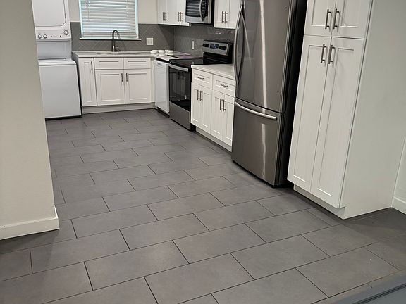 Dining room to kitchen transition