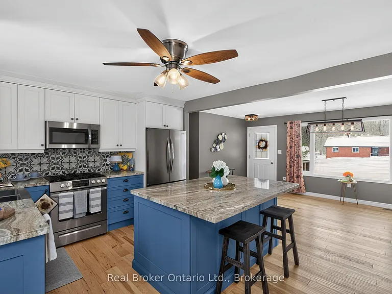 16 Mundy Ave — Photo 3