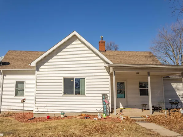 318 W Nichols St, Stronghurst, IL 61480