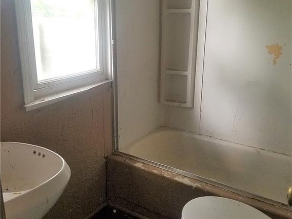 4th image of 3762 E 151st St