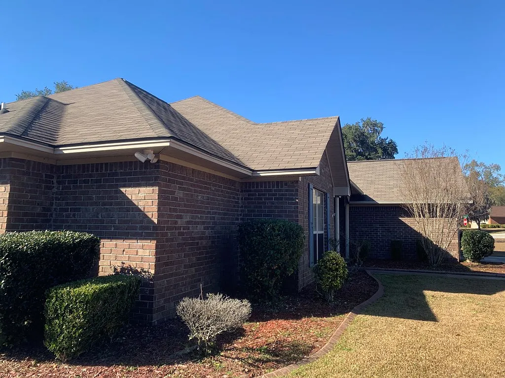 4 bed, 2.0 bath, 2216 sqft, $2,050 — Photo 2