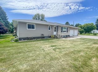 401 3rd St SW, Steele, ND 58482