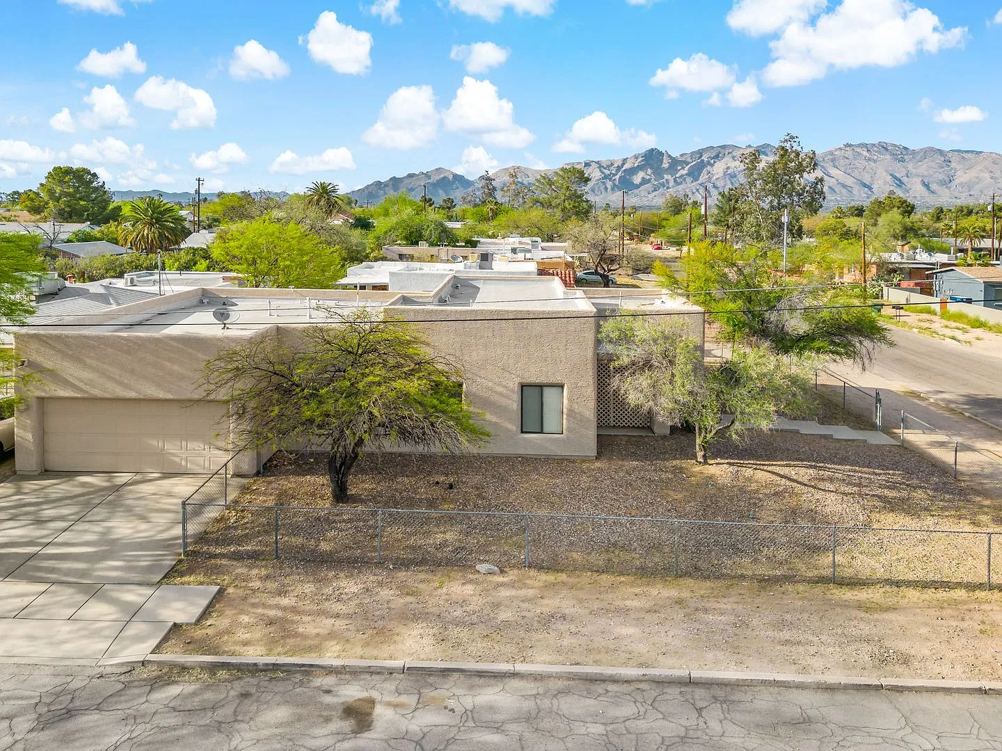 Large Home with 4 bedrooms in Central Tucson! — Photo 1