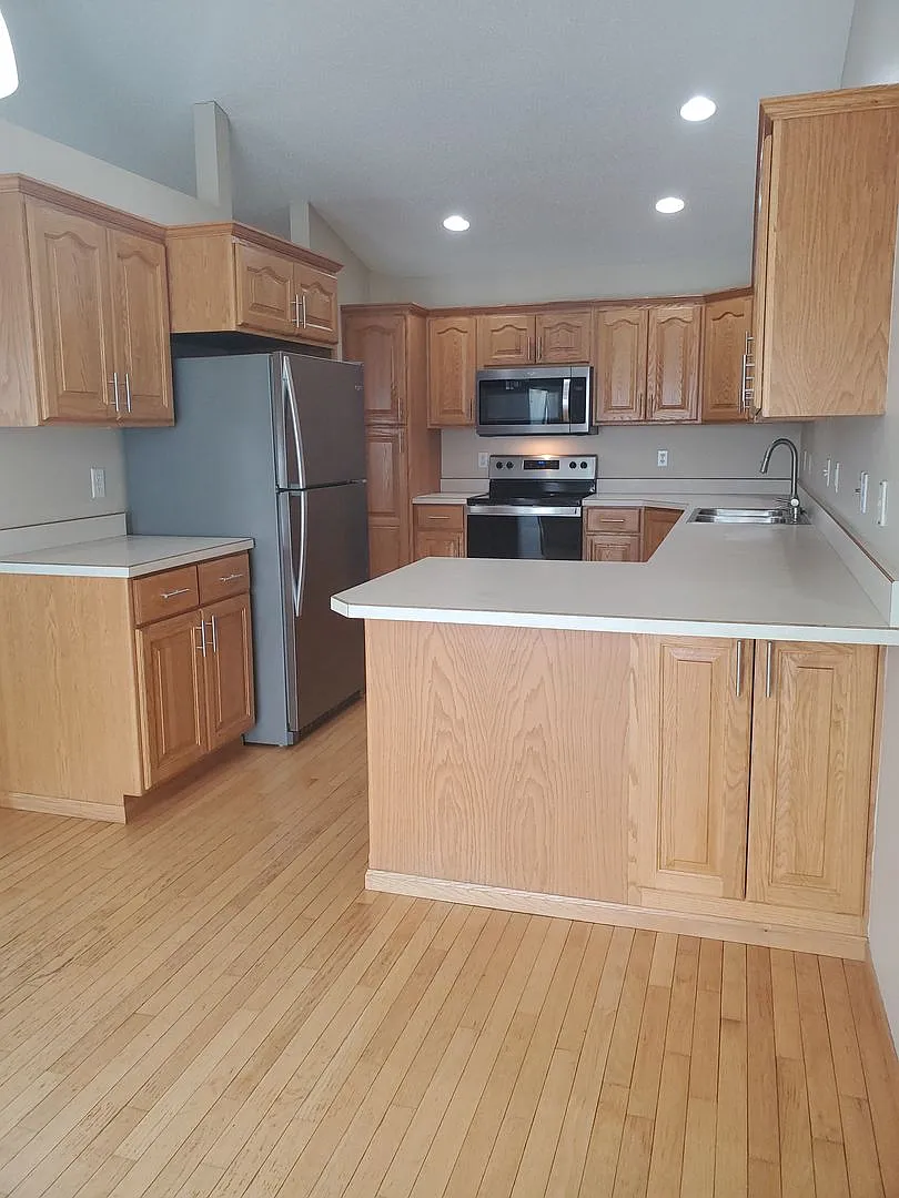 3 Bed - 2 Bath Twin Home - Fenced Yard - Double Garage — Photo 4