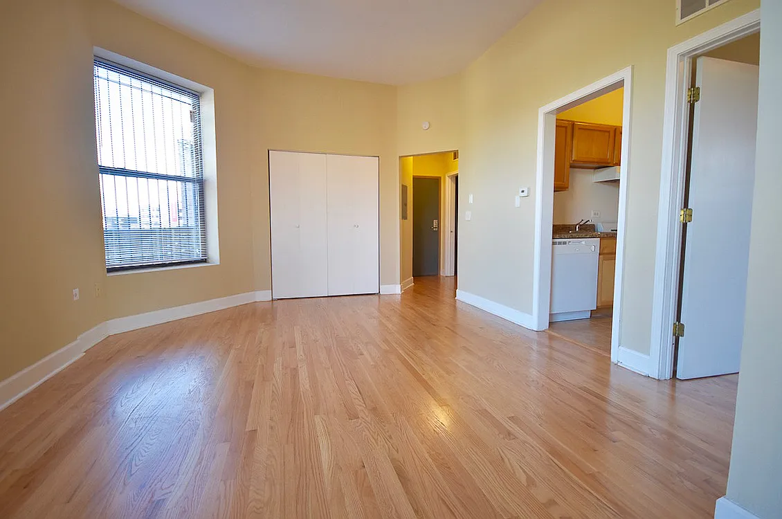 742 W. Fullerton — Photo 4