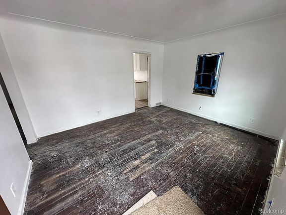 3rd image of 15761/15759 Evergreen Rd