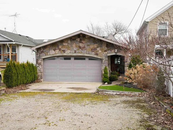 5403 Pointe Dr, East China, MI 48054