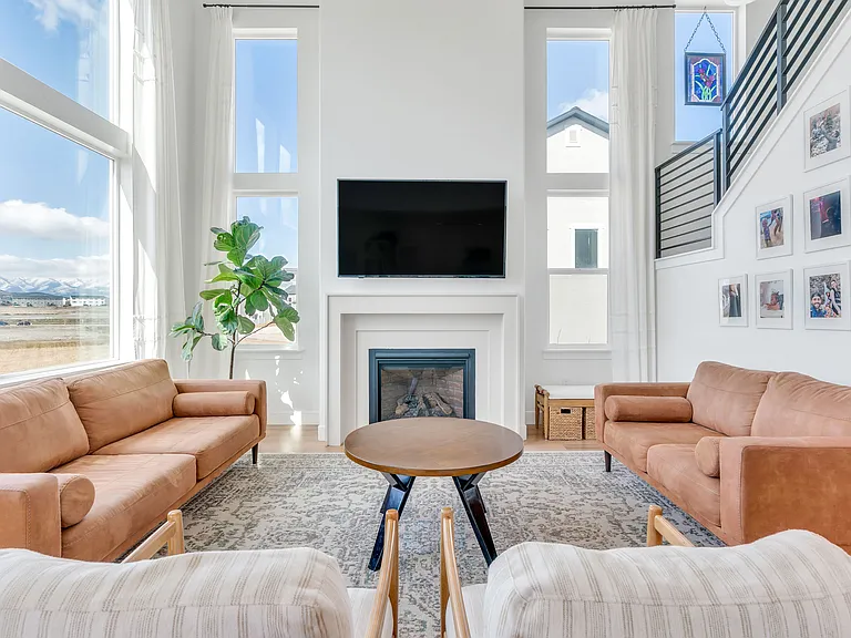 1557 W Stone Gate Dr — Photo 1