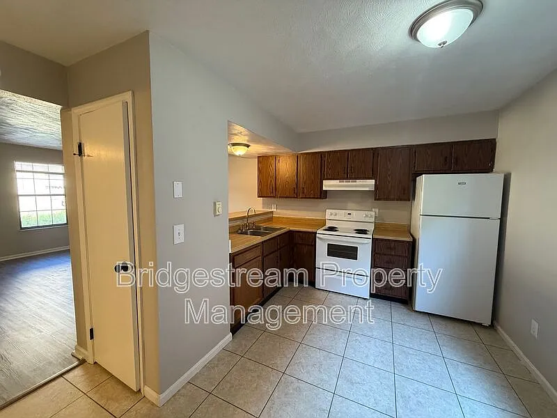 2 bed, 1.5 bath, $1,095 — Photo 4