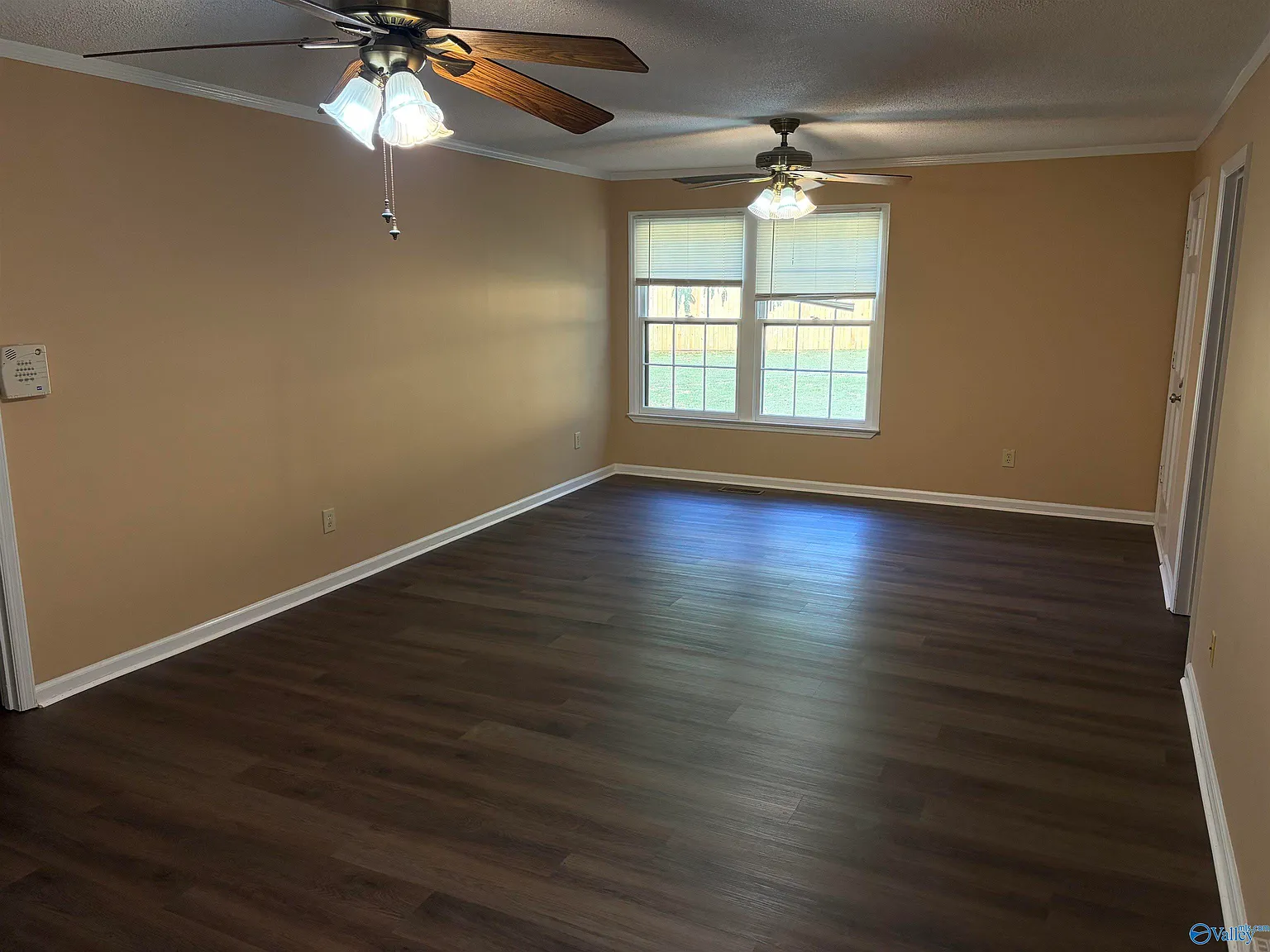 3 bed, 2.0 bath, 1637 sqft, $1,975 — Photo 2