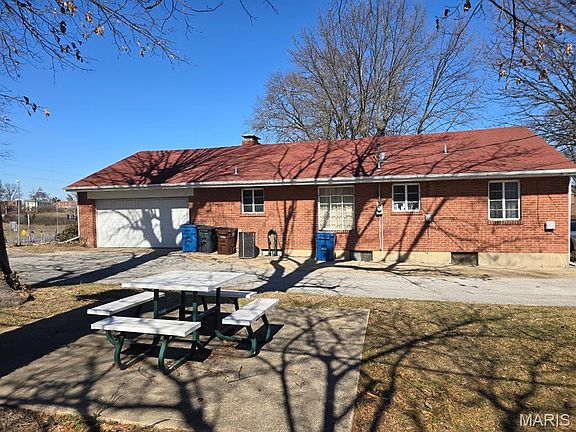 3rd image of 7126 Forest Hill Dr