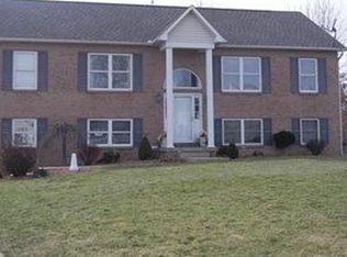 220 Camelot Dr, Butler, PA 16001