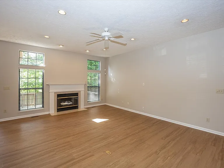 11179 Avery Row — Photo 7