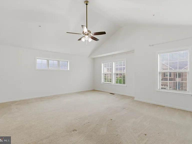 7585 Holly Ridge Dr — Photo 17
