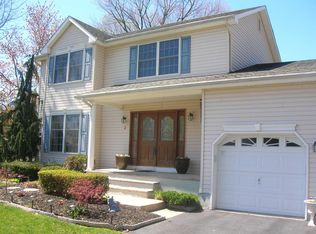 2 Sanders Dr, Middletown, NJ 07748