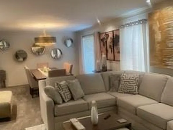 10207 Locust St, Kansas City, MO 64131