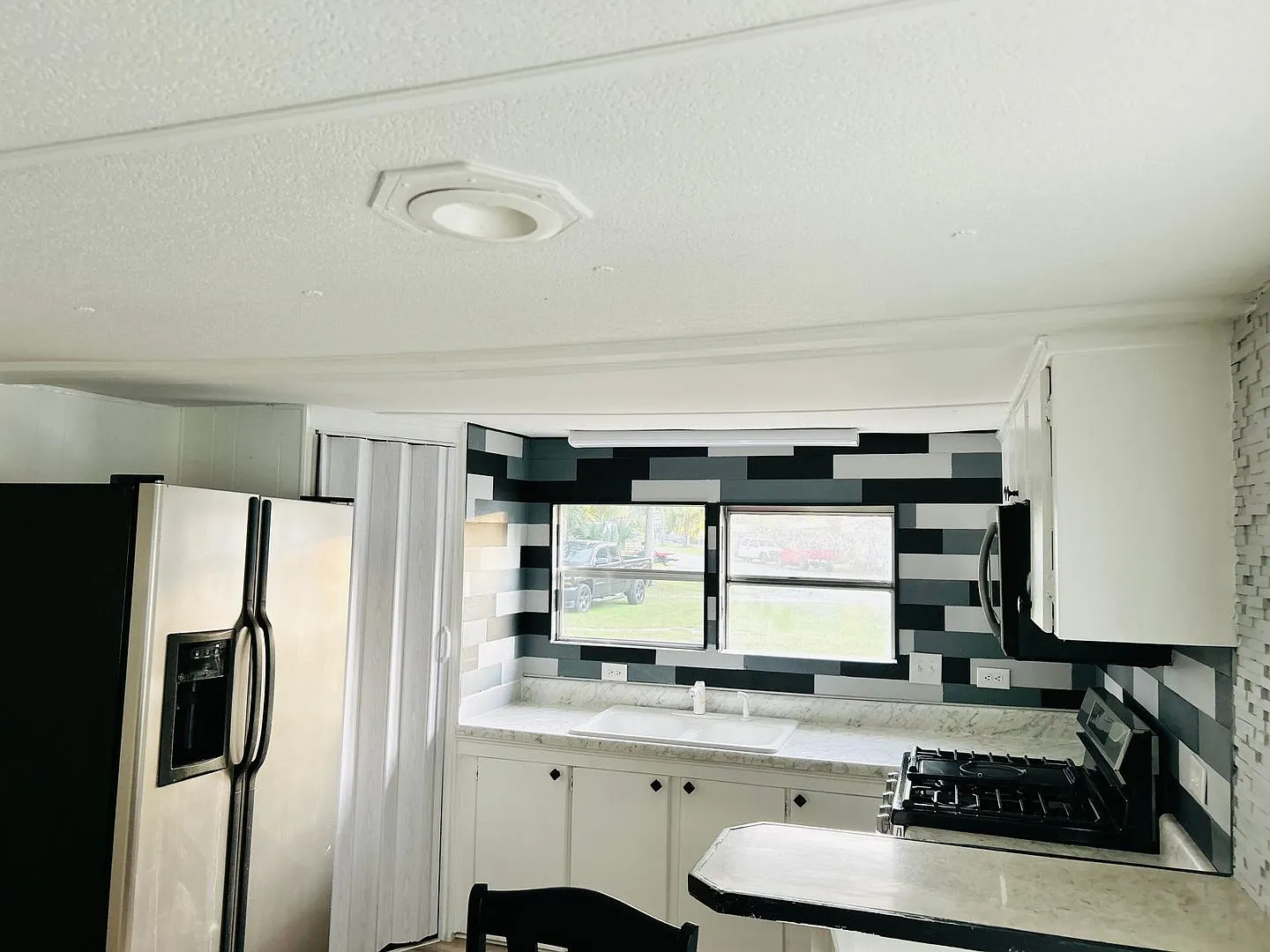 Completely Renovated Mobile Home — Photo 4