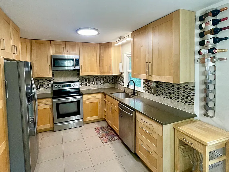 Kitchen w/ touch faucet & SS appliances