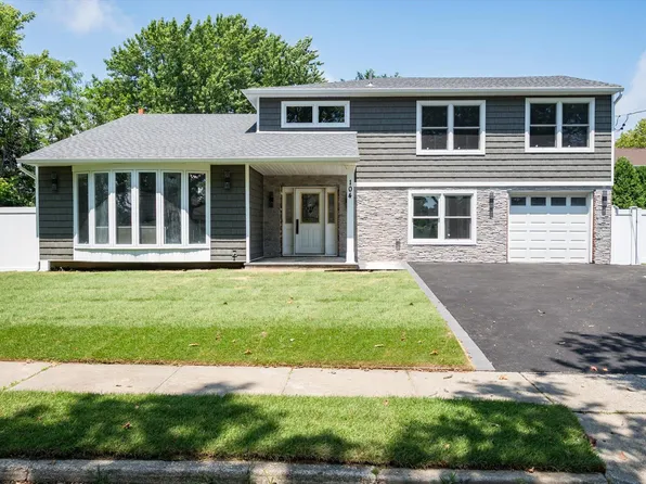 104 Pinewood Lane, Massapequa Park, NY 11762