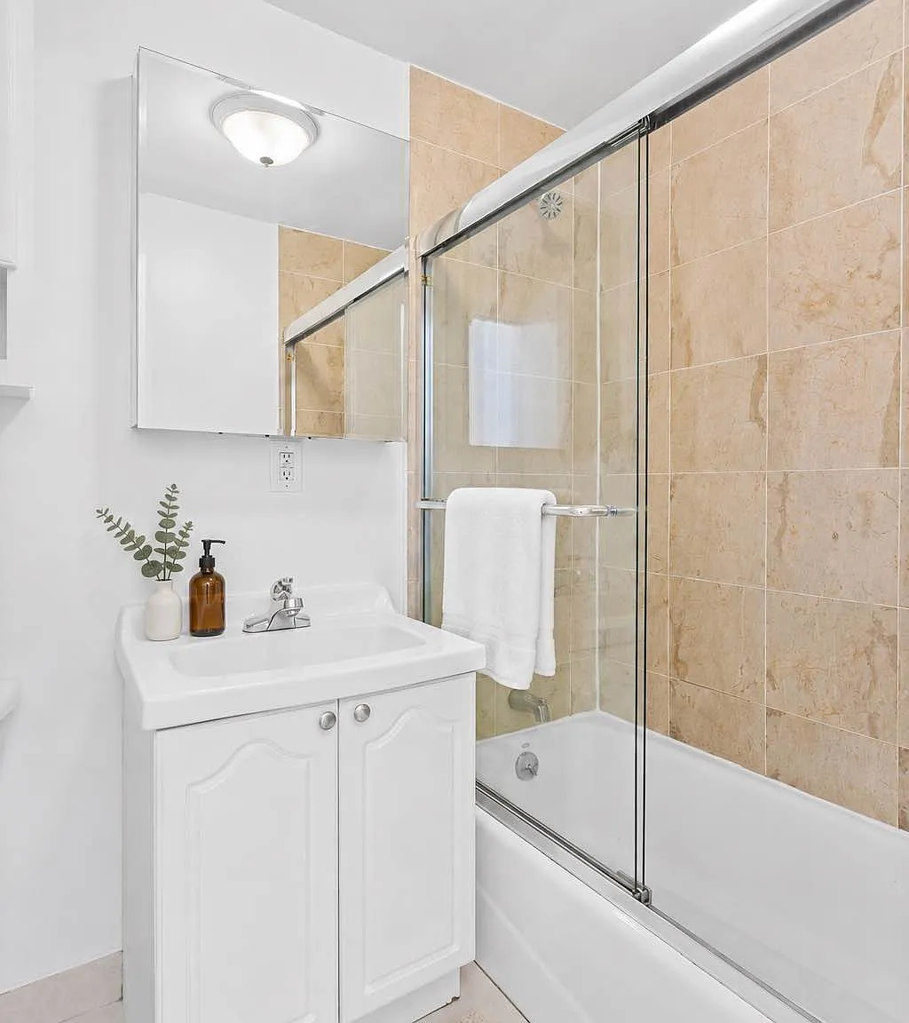 322 East 39th Street — Photo 3