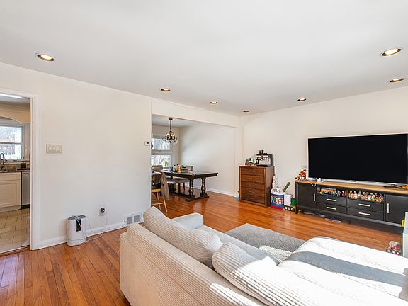 5th image of 22 Belmont Dr