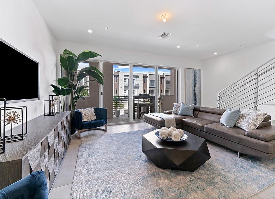 1st image of 1034 NE 18th #202